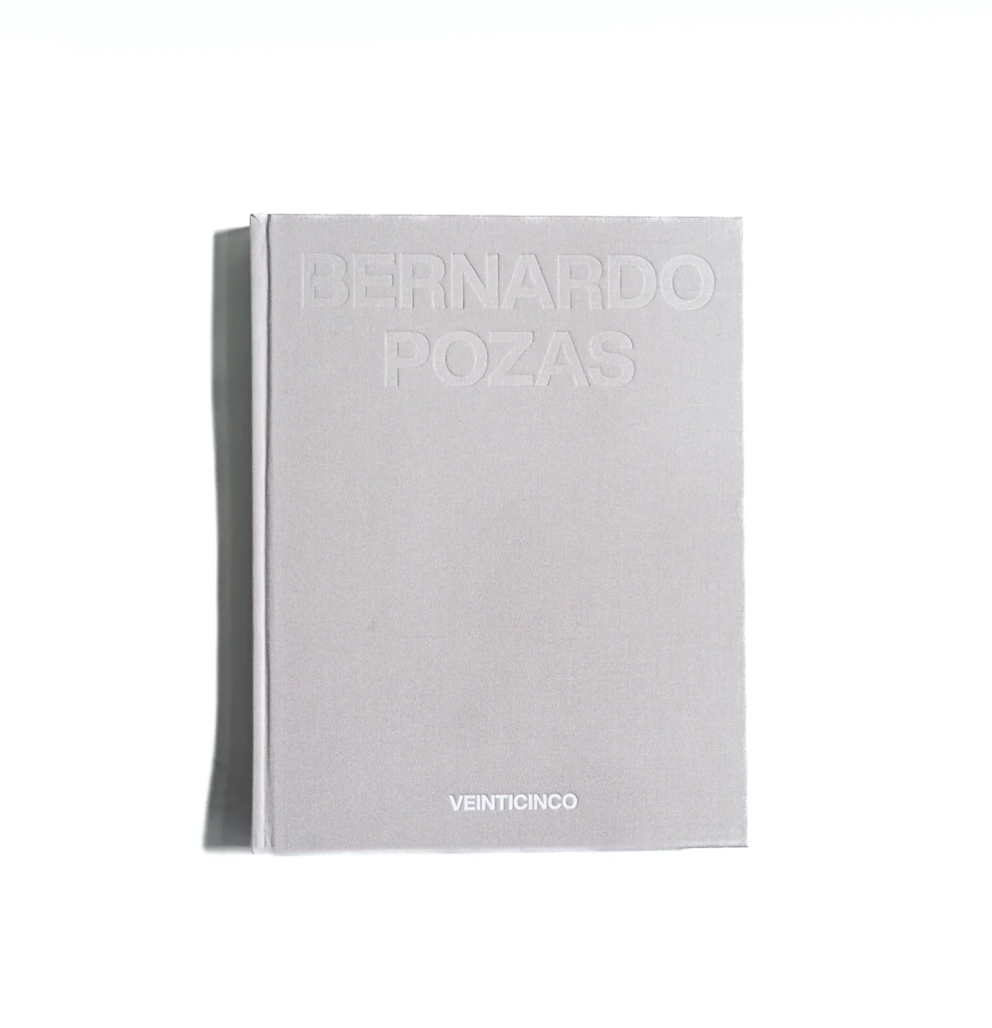 Bernardo Pozas — Veinticinco. Pasta dura en lino gris, título en relieve.