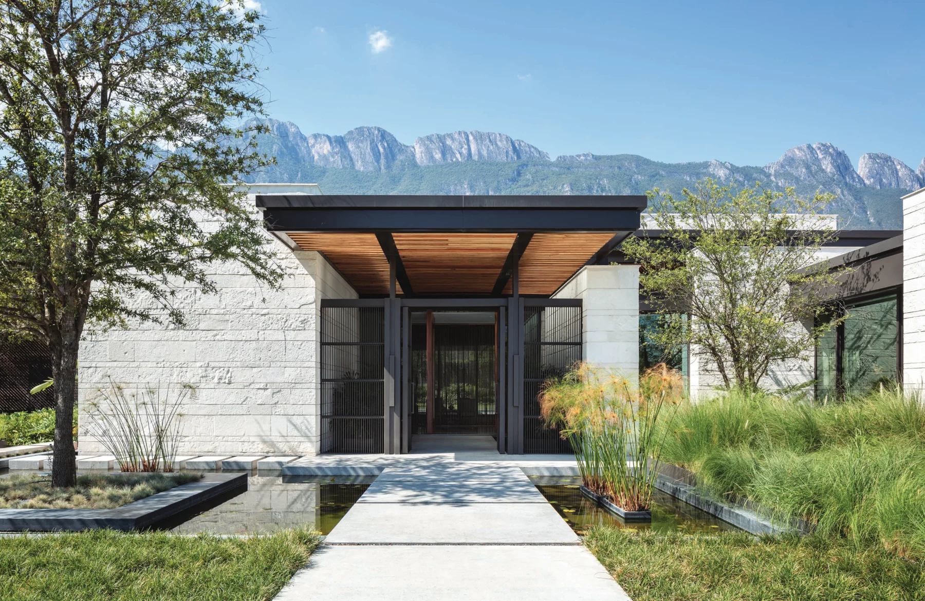 Casa Calzadas: el acceso bajo la Sierra Madre, doble página del libro.